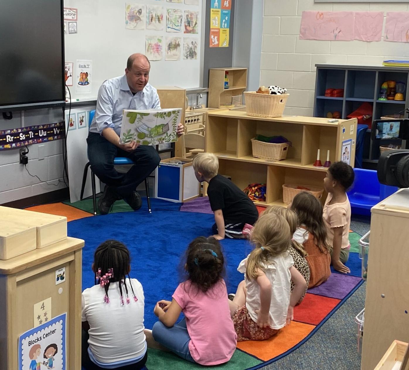 Polis reads to Jackson Elementary UPK class
